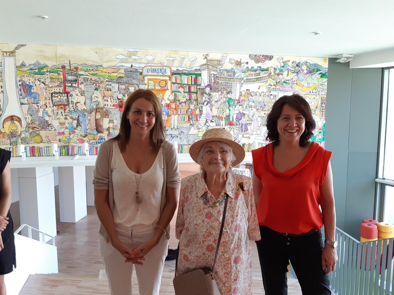 La biblioteca Pilarin Bayés inaugura un mural obra de la ninotaire ...