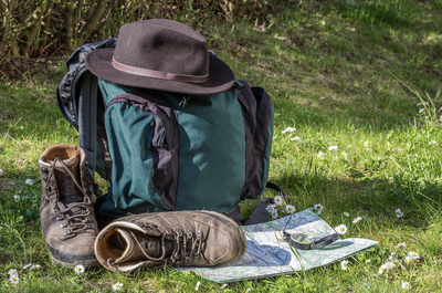 Material per sortir d'excursió a la muntanya.